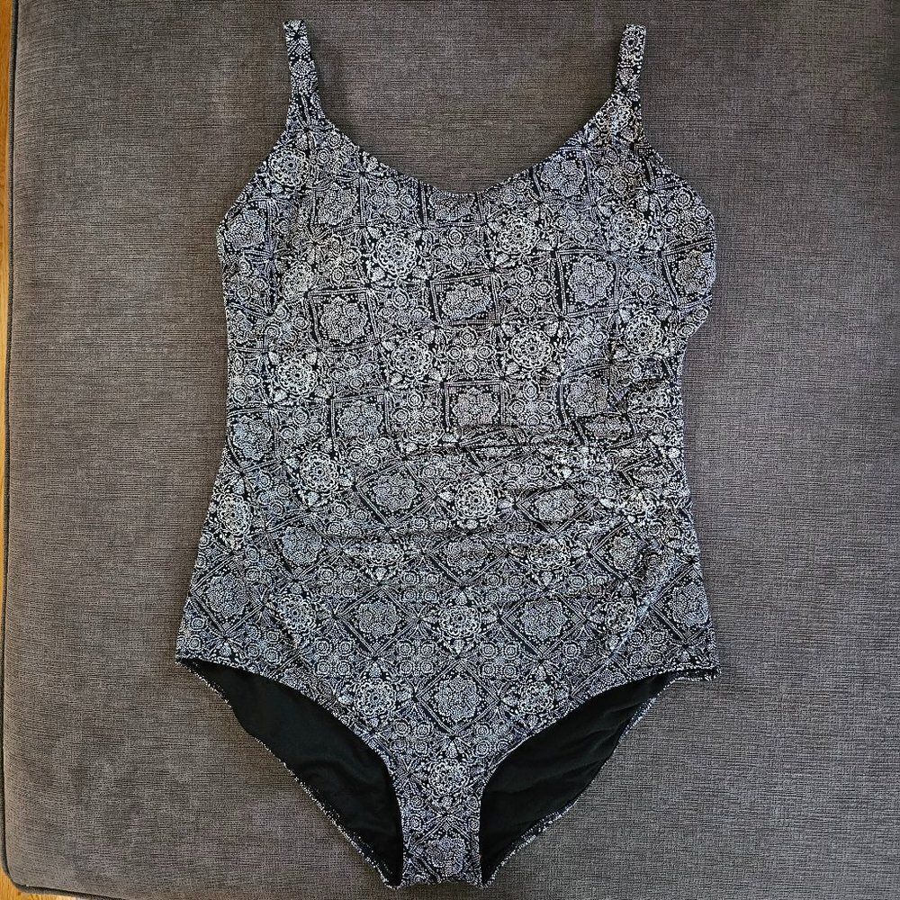 Seekers Essentials Women's Black & White Scoop Neck One-Piece Swimsuit Size 16